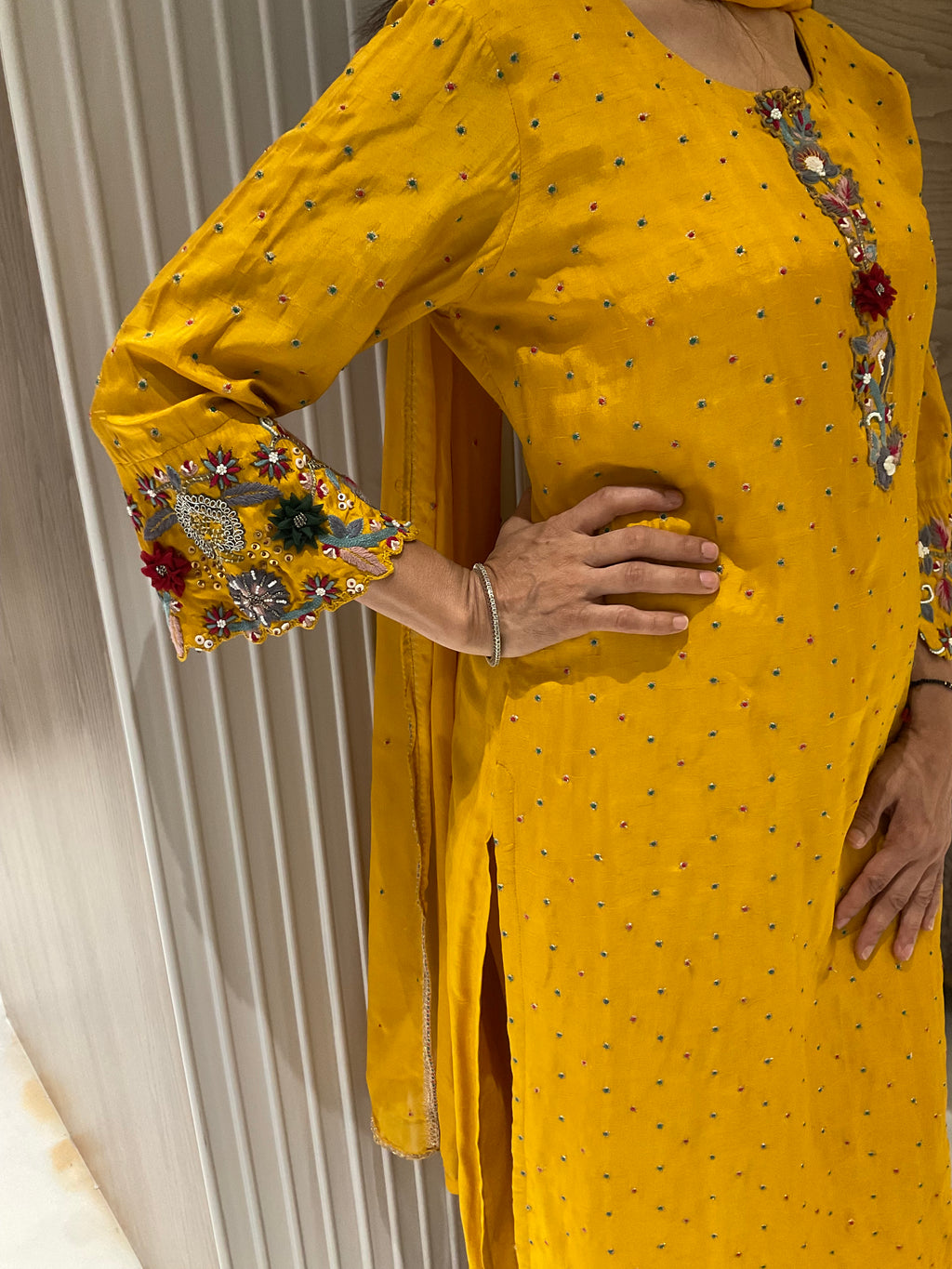 Subtle butti work suit